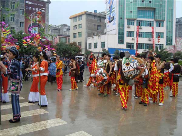 布依族文化节舞狮队