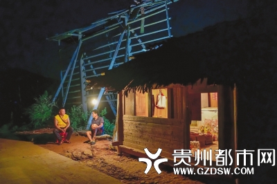 在大歹村，王健强在动员一名刚忙完秋收回家的村民读夜校
