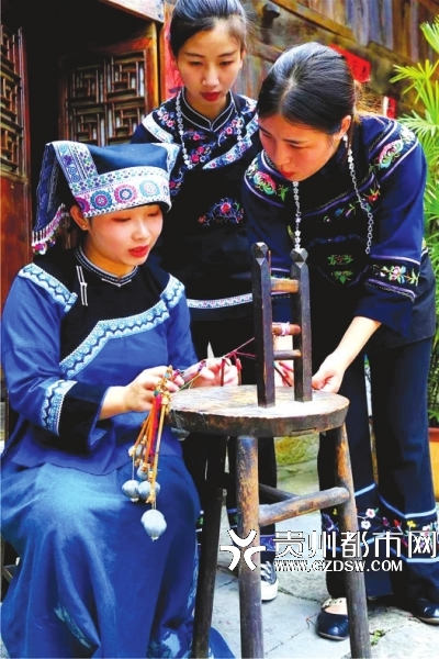 中寨布依寨少女在制作手工艺品