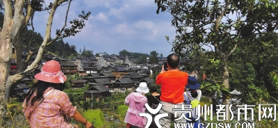 来自深圳的游客在从江岜扒侗寨拍照。 （郑铁 摄）