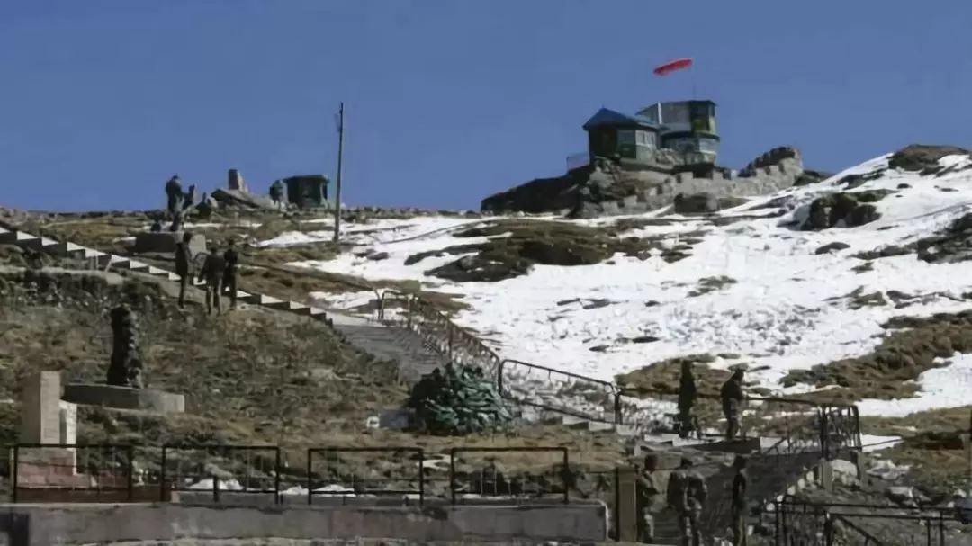2017年12月11日，《印度时报》报道，1800名解放军战士永久性地驻扎到了洞朗，这也是解放军首次在冬季驻扎洞朗，路修完了。