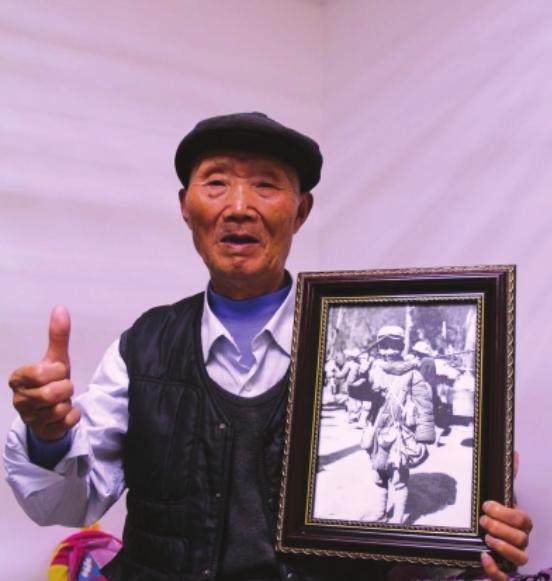 陈友礼和他小时候参加抗战时的娃娃兵照片