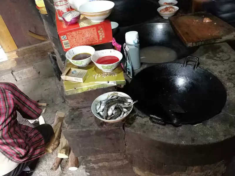 贵州美味：荔波柴火下三锅（视频）