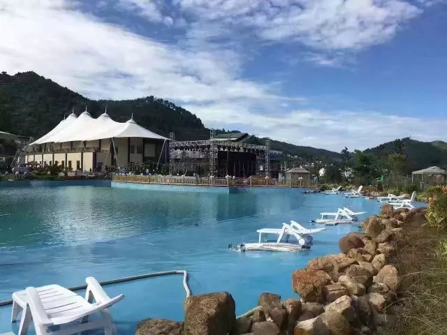 蓝天白云下的朵芳阁・桃源河酒店露天游泳池