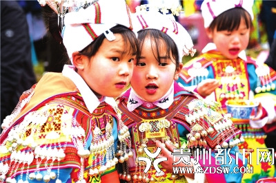 贵州龙里龙山镇苗族群众举行一年一度的“跳月”活动庆祝新年（组图）
