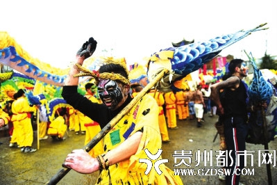 锦屏隆里古城举办“花脸龙”狂欢节闹元宵（图）