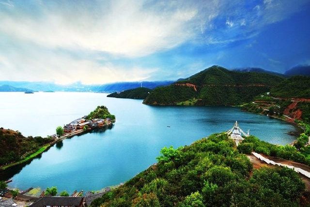 泸沽湖是位于四川和云南交界处的一个高原断层溶蚀陷落湖泊。是中国最高的内陆湖之一，海拔2,685米
