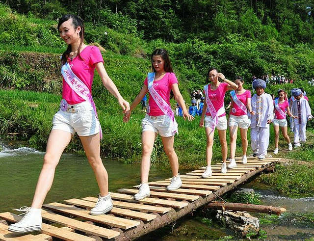 12位珠江形象大使佳丽在贵州铜仁市松桃县民族文化村响水洞村，探寻响水洞水源头