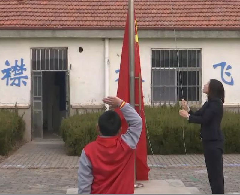 竹岔岛小学，每周一教师薛倩倩都会跟学生薛文炫一起升旗
