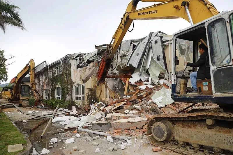 拆除“大棚房”历史遗留违法建筑行动，拆除违建总面积6603平方米。