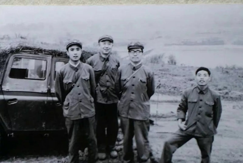 1979年2月21日，新华社记者组渡过红河的北望留影
