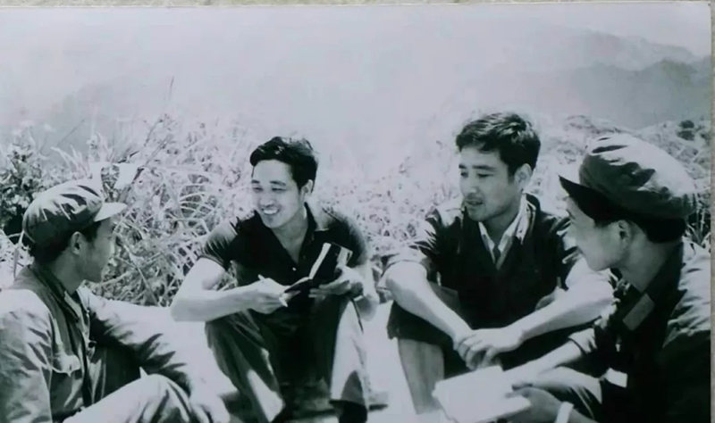 1981年6月初，扣林山战地采访。左起：部队新闻干事、李石元记者、我、部队新闻干事
