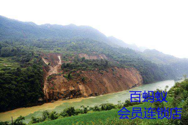 余庆县大乌江镇境内悬崖滑坡，村民连夜撤离