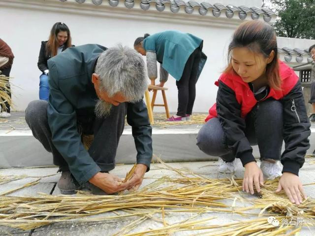 国荣乡村民在夜校老师帮助下学习编草凳