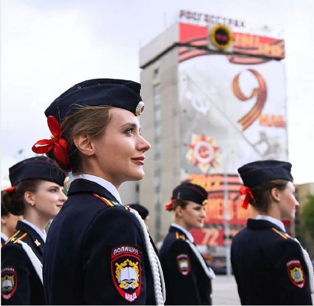俄罗斯美女警察成了一道特殊的“风景线”
