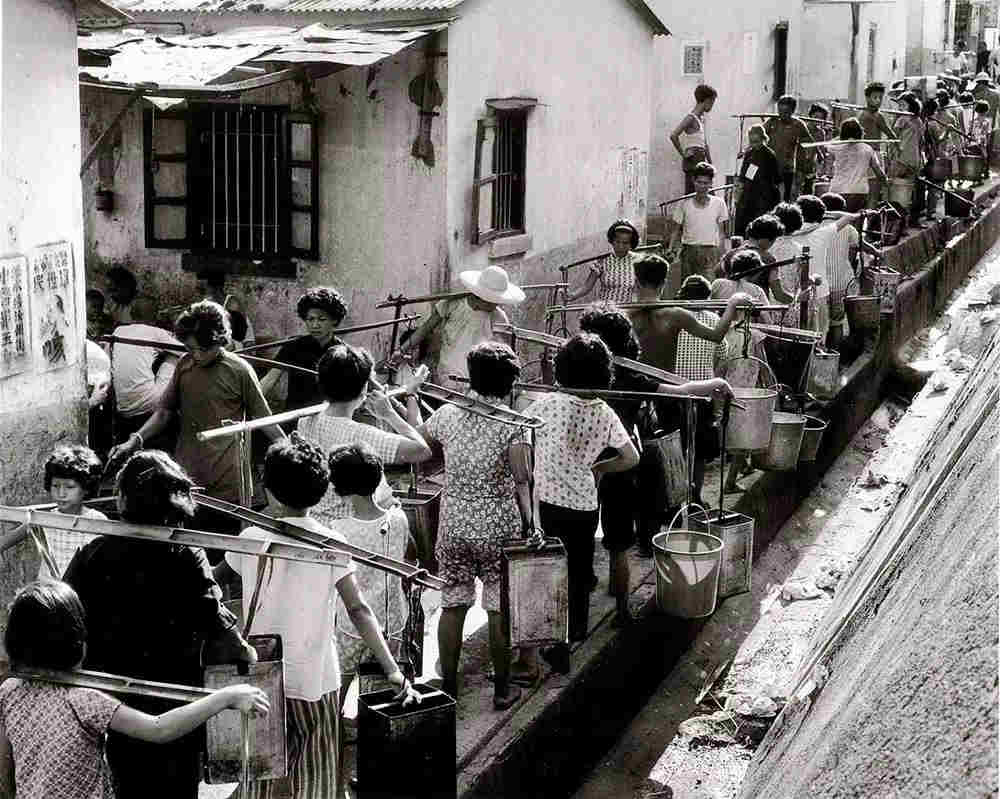 1963年香港水荒，市民排队取水场景
