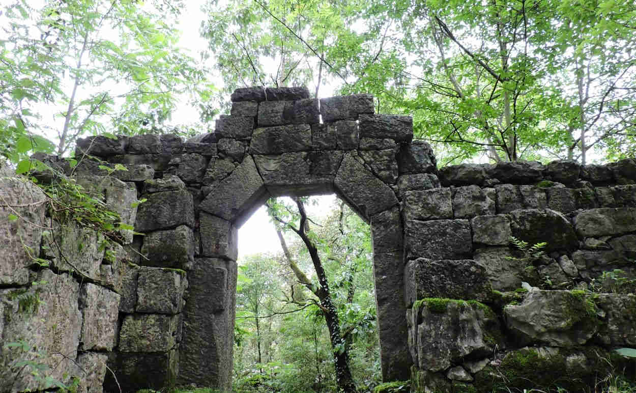 凤冈县玛瑙山风景区内古军事洞堡