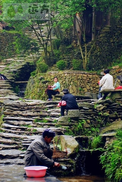 青苔石上悠闲的堂安侗寨村民