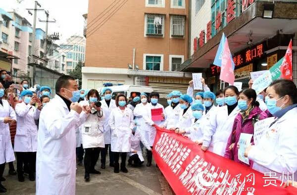 2月4日上午，纳雍县中医院的晨旎、龙凌�两名护理人员告别同事与亲人，前往贵阳龙洞堡机场，与全省抽调的98名护理人员集结，开启她们增援武汉，抗击疫情的征程。