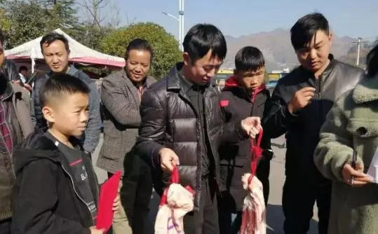 贵州毕节市纳雍县翰林学校发猪肉奖励学生