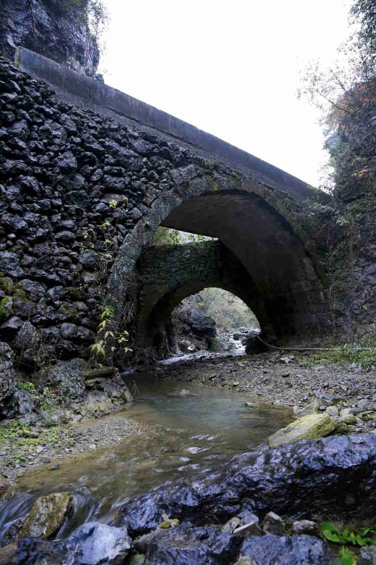 独有的双拱桥，以前贺龙带领的红军队伍曾经过这里前往乌江葛闪渡
