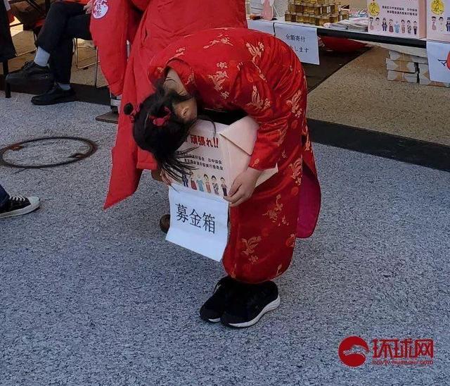 身穿旗袍 90度拼命鞠躬为中国募捐的日本美少女