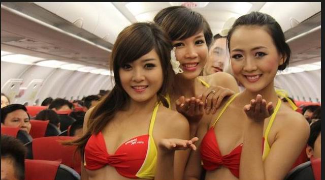 越南空姐曾因飞行中进行比基尼表演