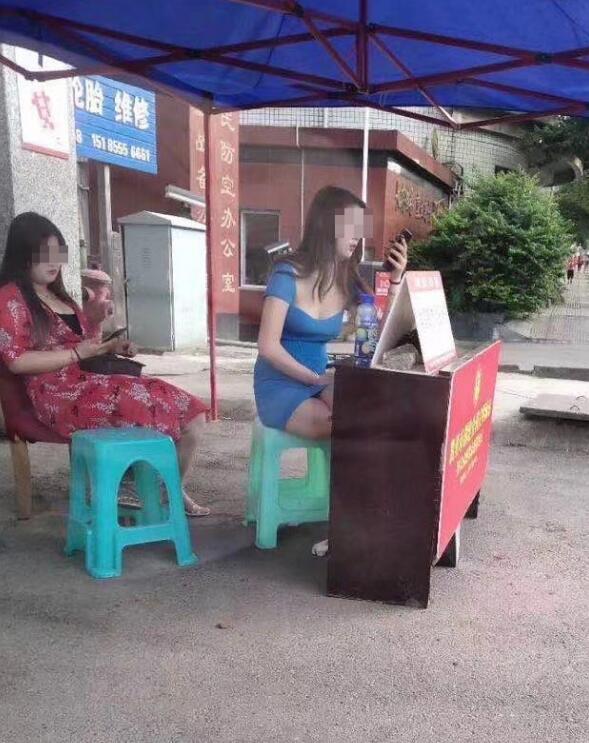 贵州凯里志愿者服务站来了两位位低胸时尚女郎