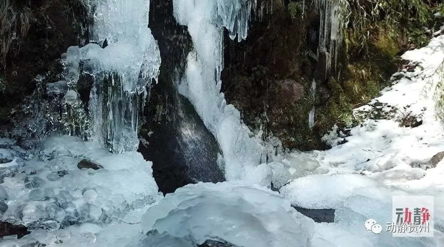 山间的瀑布在冰雪的装饰下更显妖娆