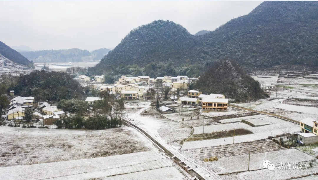 长顺县广顺镇凯佐社区的人们在堆雪人