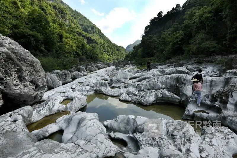 平塘县甲青干河峡谷三百万年前的冰臼奇观（图）
