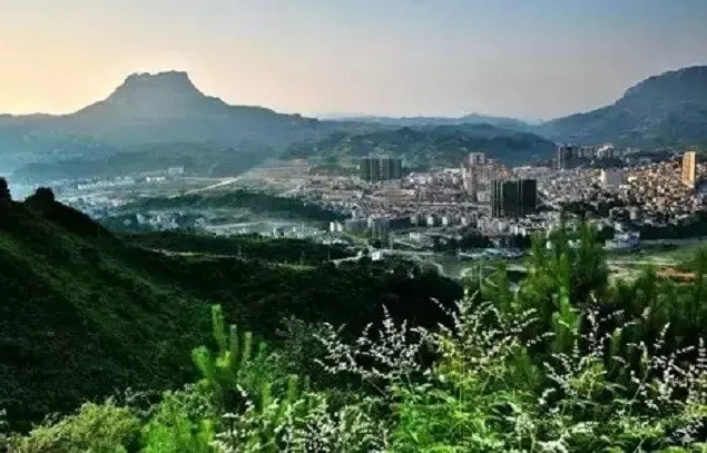从印江美女峰俯瞰印江县城