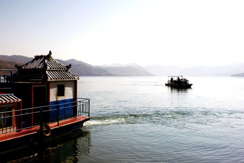 水西湖(支嘎阿鲁湖)民族风情园