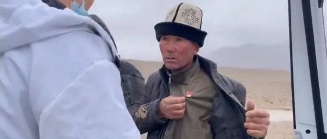新疆牧民露出胸前的党员徽章的那一刻，网友的眼泪都掉下来了
