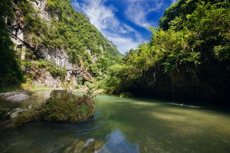 野洞河属于典型的喀斯特型河流，河道边随处可见大大小小的岩溶型石洞和岩石
