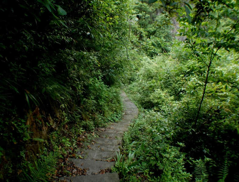 一个叫石明友的地方村民修筑的山间步道