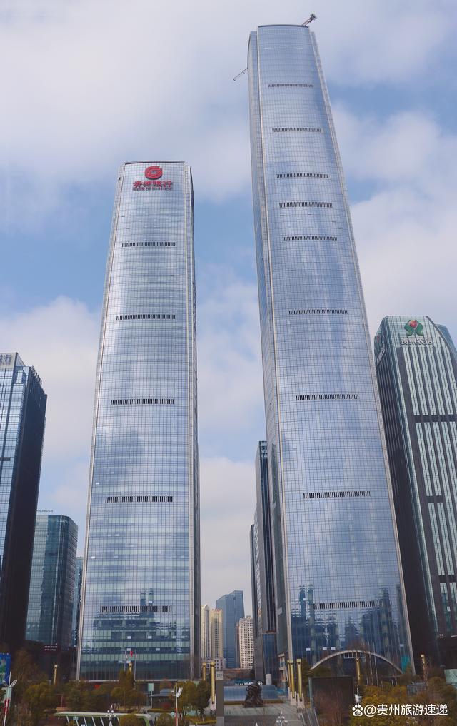 金融中心双子塔分为1号楼和2号楼，其中2号楼275米已经修好并投入使用
