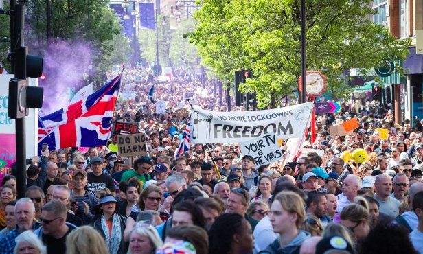 英国近万人抗议疫情封锁爆发冲突