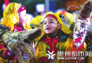 贵州省黔东南苗族侗族自治州施秉县元宵龙灯展演活动上，手持“草把龙”的小朋友
