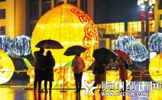 玉屏侗族自治县县城，街头一处灯饰被制作成黄桃模样。