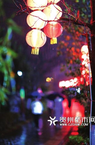 玉屏侗族自治县县城，灯笼把街头装点得金碧辉煌