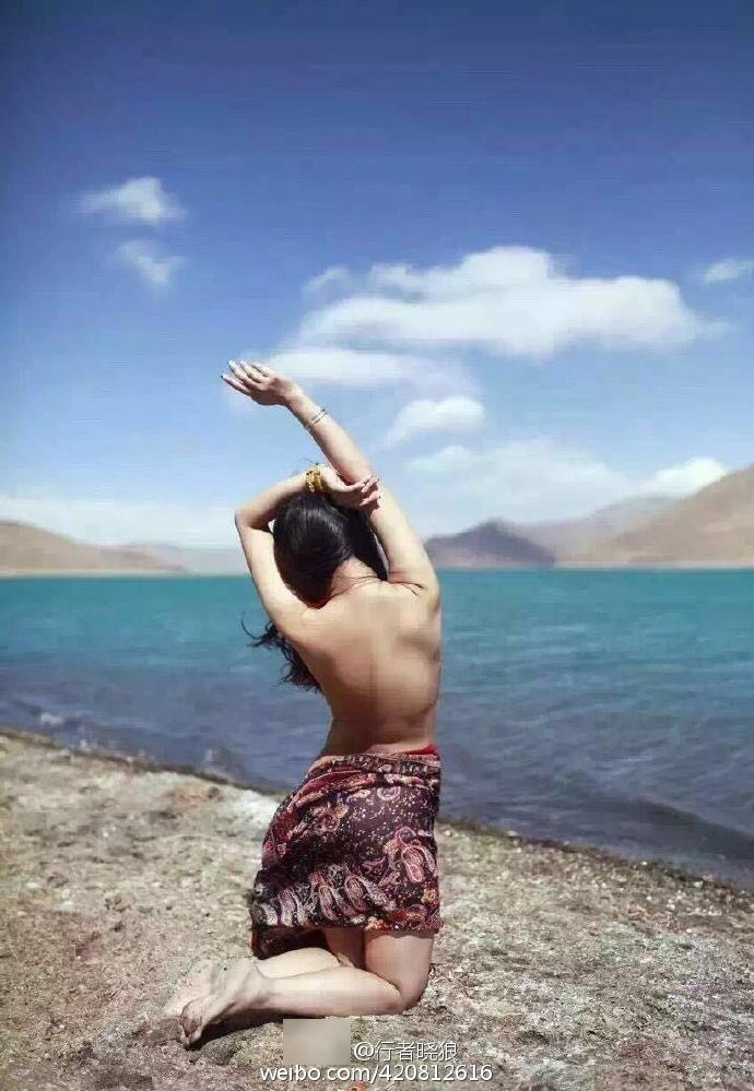 女子在西藏圣湖拍照