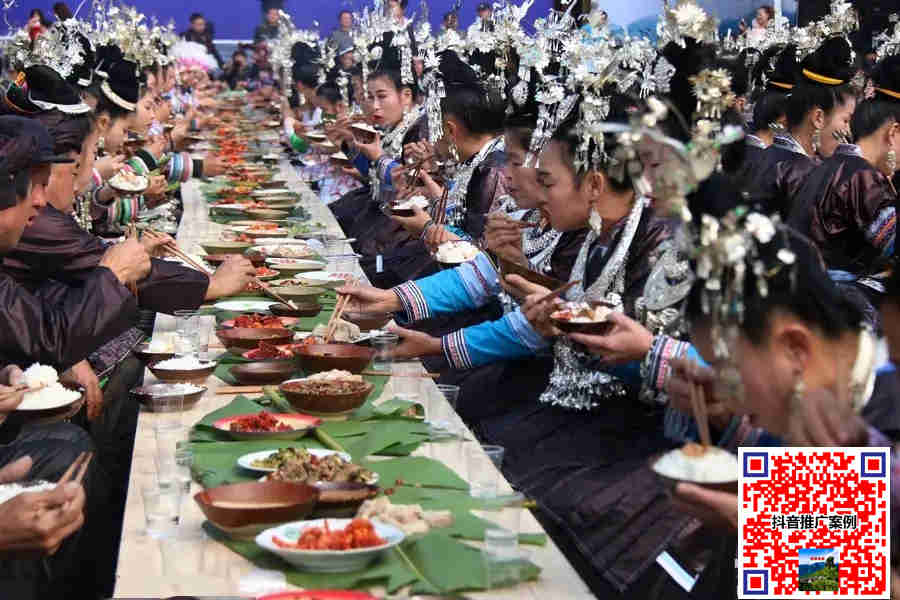 侗族群众和游客吃千人侗族“长桌宴”。(